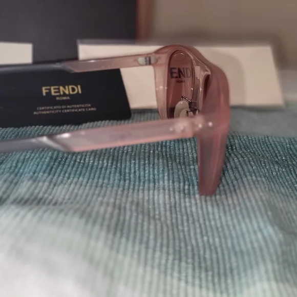 Bnib authentic Fendi sunglasses display picture 1